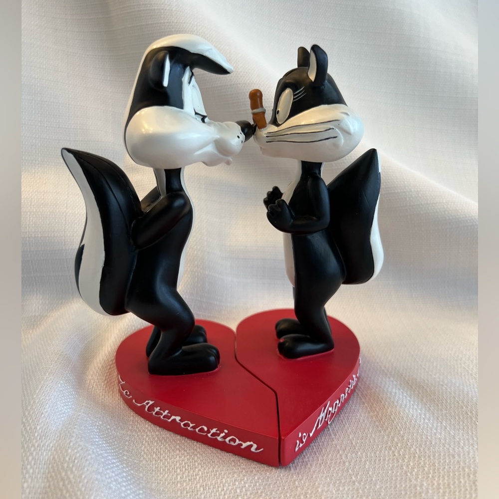 Warner Brothers magnetic Pepe ale Pew and Penelope bobble heads